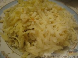 Салат «Подсолнух» с крабовыми палочками: Помыть и отварить картофель и морковь в мундире до готовности (20-25 минут). Остудить и  очистить овощи. Натереть картофель на крупной терке.