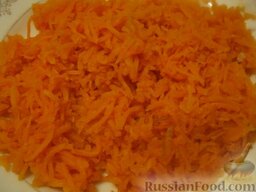 Салат «Подсолнух» с крабовыми палочками: Очистить и натереть на средней терке морковь.