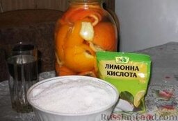 Варенье из апельсиновых корок: Как приготовить варенье из апельсиновых корок:    Для варенья из апельсиновых корок подходят только толстокожие апельсины. Шкурки собираем в банку с холодной водой. Если держим банку в холодильнике, то воду меняем один раз в сутки. В тепле воду надо менять почаще. Не держите корки апельсина в воде больше недели.  Но вот уже банка полная, и пора варить варенье. Воду сливаем (часть ее можно использовать для приготовления сахарного сиропа).