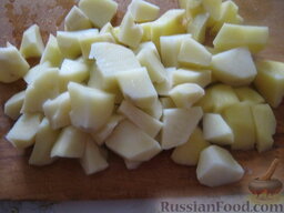 Борщ вегетарианский с грибами: Тем временем почистить и помыть морковь, лук и картофель. Картофель нарезать и бросить в кастрюлю к овощам. Варить 15-20 минут.
