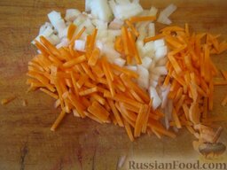 Борщ вегетарианский с грибами: Морковь порезать соломкой, а лук - кубиками.
