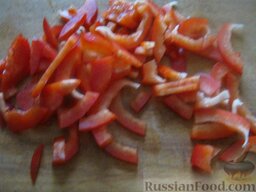 Борщ вегетарианский с грибами: Почистить, помыть и нарезать соломкой болгарский перец.