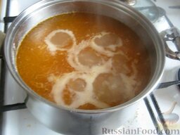 Суп из чечевицы с томатом: Выложить зажарку в кастрюлю.