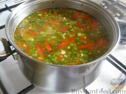 Суп из чечевицы с томатом: Выложить овощи в суп, посолить и поперчить по вкусу. Добавить лавровый лист. Варить на самом маленьком огне под крышкой 5 минут.