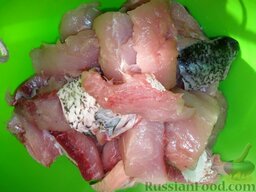 Котлеты "Рыбное чудо": Очистить рыбу, помыть и отделить от костей. (Если это филе морской рыбы, то разморозить). Нарезать на куски. Перемолоть в мясорубке рыбу вместе с тушеным луком и кусочком хлеба.