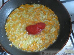 Котлеты "Рыбное чудо": В сковороду налить растительное масло, выложить подготовленные морковь и лук. Обжарить овощи, помешивая, 3-4 минуты, до золотистого цвета.
