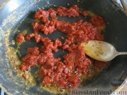 Котлеты "Рыбное чудо": Добавить томатную пасту, протушить 1 минуту. Добавить соль и перец, специи для рыбы, лавровый лист и развести кипятком. Перемешать. Получился соус.