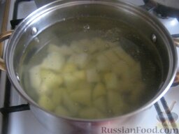 Суп с чесночными галушками: В кипящий бульон (или воду) положить картофель. Варить 15-20 минут.