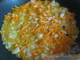 Суп с чесночными галушками: Разогреть сковороду, налить растительное масло. Выложить лук и морковь. Обжаривать, помешивая, на среднем огне 3-4 минуты, до золотистого цвета.