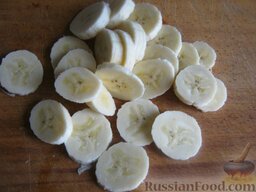 Бананово-малиновый смузи: Как приготовить смузи из банана с малиной:    Поместить банан в морозилку на 10 минут, чтобы он немного затвердел. Нарезать на кусочки.