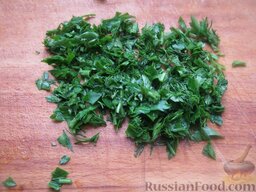 Капустный салат с чесноком: Зелень помыть и  мелко нарезать.