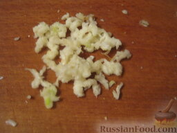 Капустный салат с чесноком: Чеснок почистить и раздавить в чесночнице.