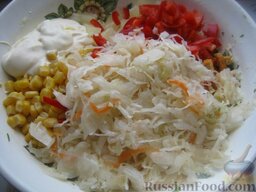 Капустный салат с чесноком: Все ингредиенты выложить в салатницу, заправить майонезом. Хорошо перемешать. Украсить по Вашему вкусу.