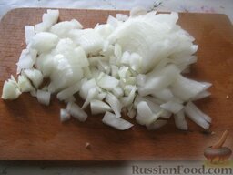 Салат "Гранатовый браслет" с мясом: Лук очистить, помыть и нарезать кубиками. Грибы разморозить и порезать кусочками.