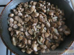 Салат "Гранатовый браслет" с мясом: Разогреть сковороду, налить растительное масло. Выложить грибы и лук. Тушить, помешивая, на среднем огне 10-15 минут. Посолить и поперчить. Остудить.