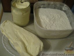 Печенье "Минутка": Ингредиенты перед Вами.  Заранее охладить сметану и заморозить в морозилке маргарин.