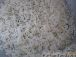 Салат с рисом и печенью "Дуэт": Рис отварить в подсоленной воде до готовности, 15-20 минут. Промыть и остудить. Выложить в миску.