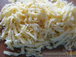Салат с рисом и печенью "Дуэт": Твердый сыр натереть на крупную терку. Выложить в миску.