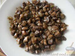 Салат слоеный с черносливом «Увертюра»: Первым слоем выложить грибы.