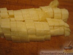 Салат "Фруктовое детство": Как приготовить фруктовый салат с йогуртом:    Банан очистить и нарезать кубиками.