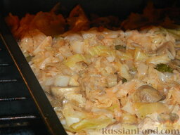 Солянка из капусты с грибами: Отправить противень в разогретую до 170 градусов духовку на 20-30 минут.