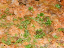 Солянка из капусты с грибами: Готовую солянку посыпать рубленой зеленью.