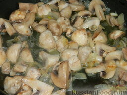 Солянка из капусты с грибами: Добавить к луку крупно нарезанные шампиньоны. Жарить все вместе минут 5.