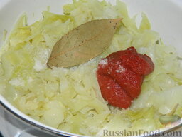 Солянка из капусты с грибами: Добавить в капусту томат-пасту, соль и уксус.