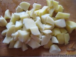 Суп картофельный с гречневой крупой: Почистить и помыть картофель. Нарезать кубиками.