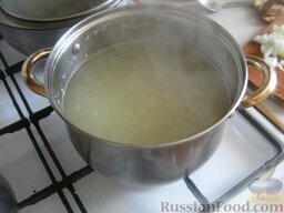 Суп картофельный с гречневой крупой: В кипящий куриный бульон загрузить картофель. Варить 15 минут.