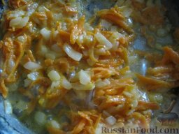 Суп картофельный с гречневой крупой: Нагреть сковороду. Растопить сливочное масло. Обжарить лук и морковь на среднем огне, помешивая 2-3 минуты.