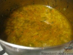 Суп картофельный с гречневой крупой: Положить в суп готовую гречневую кашу, зажарку. Затем положить соль, перец, лавровый лист. Дать покипеть 5-6 минут. Положить зелень.