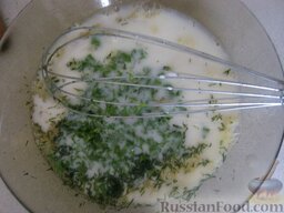 Омлет "Парижский": В миску ко взбитым яйцам добавить молоко, воду, соль, перец и зелень.