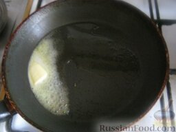 Омлет "Парижский": Разогреть сковороду. Налить растительное масло, добавить кусочек сливочного масла.