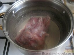 Московский борщ со свеклой: Мясо помыть. Залить холодной водой. Собрать шум, который образуется при закипании. Варить 1-1,5 часа, до готовности. Вынуть готовое мясо.