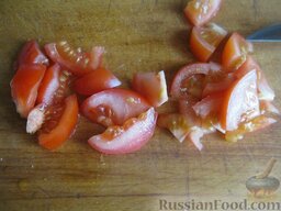 Салат "Экспериментальный": Помыть и нарезать кусочками помидор.