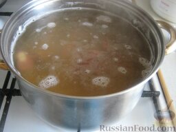 Суп гороховый с копченостями: Горох хорошо промыть холодной водой.  В кипящую воду опустить ребрышки и горох. Варить до готовности 50-70 минут.