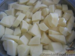 Суп гороховый с копченостями: Очистить и помыть картофель. Нарезать кубиками. Вынуть ребрышки.