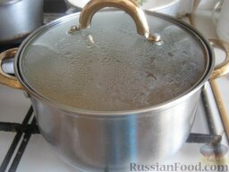 Суп гороховый с копченостями: Добавить картофель в суп, варить 15-30 минут.