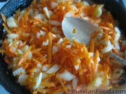 Суп гороховый с копченостями: Очистить и помыть лук и морковь. Лук нарезать кубиками. Морковь натереть на крупной терке. Разогреть сковороду, налить растительное масло. Обжарить на среднем огне, помешивая, лук и морковь 3-4 минуты.