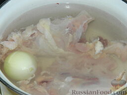 Рисовый суп с курицей: Залить мясо водой, добавить очищенный лук и поставить на огонь.