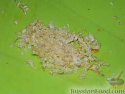 Рисовый суп с курицей: Корень сельдерея очистить и натереть на терке. Добавить в суп. Проварить минут 5.