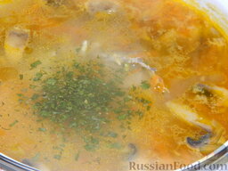 Рисовый суп с курицей: Добавить в суп специи, соль по вкусу.