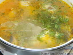 Рисовый суп с курицей: Всыпать рубленную зелень и лавровый лист. Проварить рисовый суп с курицей еще минуты 2 и снять с огня.
