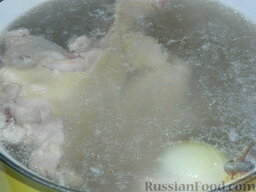 Рисовый суп с курицей: Довести до кипения, снять шум, сделать огонь меньше среднего. Варить 10 минут.