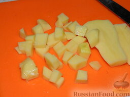 Рисовый суп с курицей: Картофель очистить, промыть и нарезать кубиками. Добавить в суп.