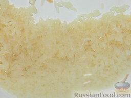Рисовый суп с курицей: Рис промыть под проточной водой до прозрачности воды. Добавить в суп. Довести до кипения, варить 15 минут.
