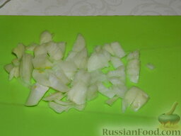 Рисовый суп с курицей: Лук очистить и нарезать кубиками.