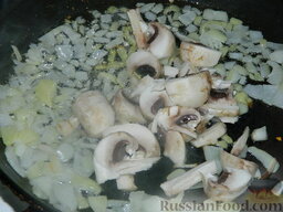Рисовый суп с курицей: Обжарить на растительном масле лук до прозрачности, добавить промытые и крупно нарезанные шампиньоны. Жарить 2-3 минуты.