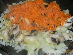 Рисовый суп с курицей: Добавить к грибам с луком морковь. Тушить все вместе 2-3 минуты.